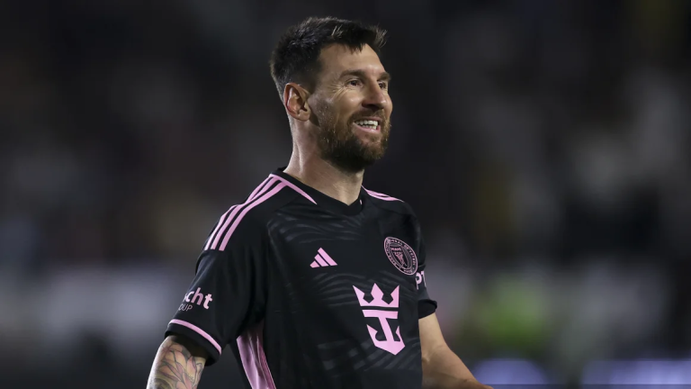 Lionel Messi’s last-gasp goal earns Inter Miami a draw against LA Galaxy in front of star-studded crowd
